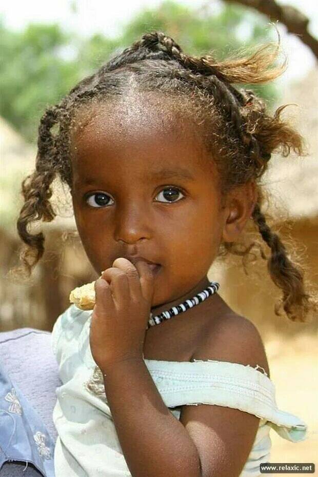 Чернокожие вк. Африканские девочки. Маленькая Африканская де. Девочка из Африки. Темнокожие люди.