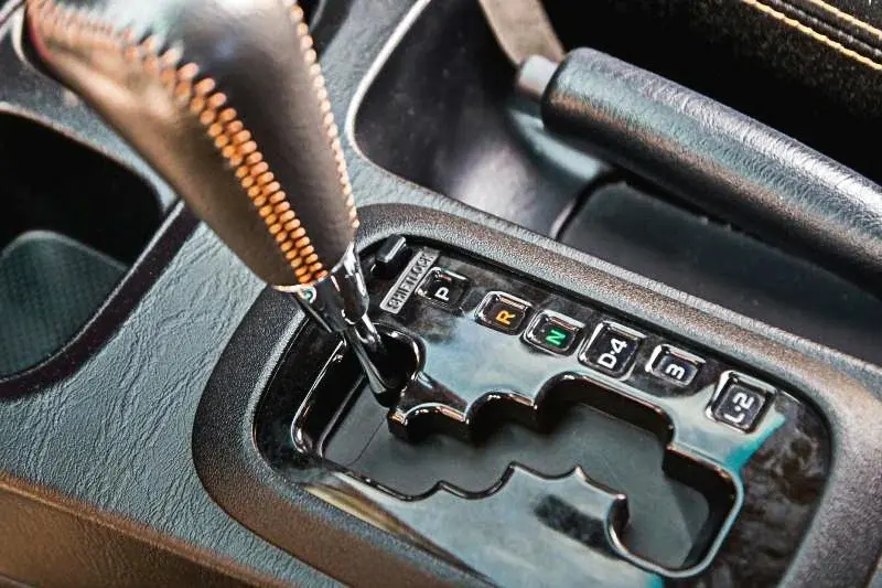 Можно ли переключать передачи в автоматической коробке передач на ходу?