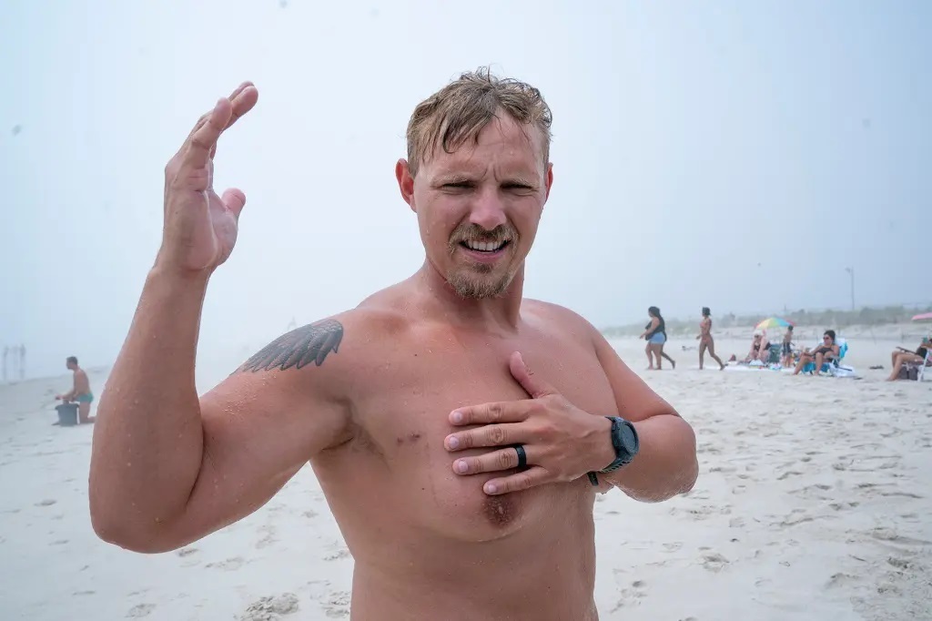 Акулы не смотрят на тебя как на обед.