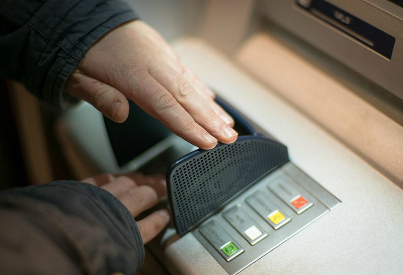 Валюту в банкоматы больше не положить