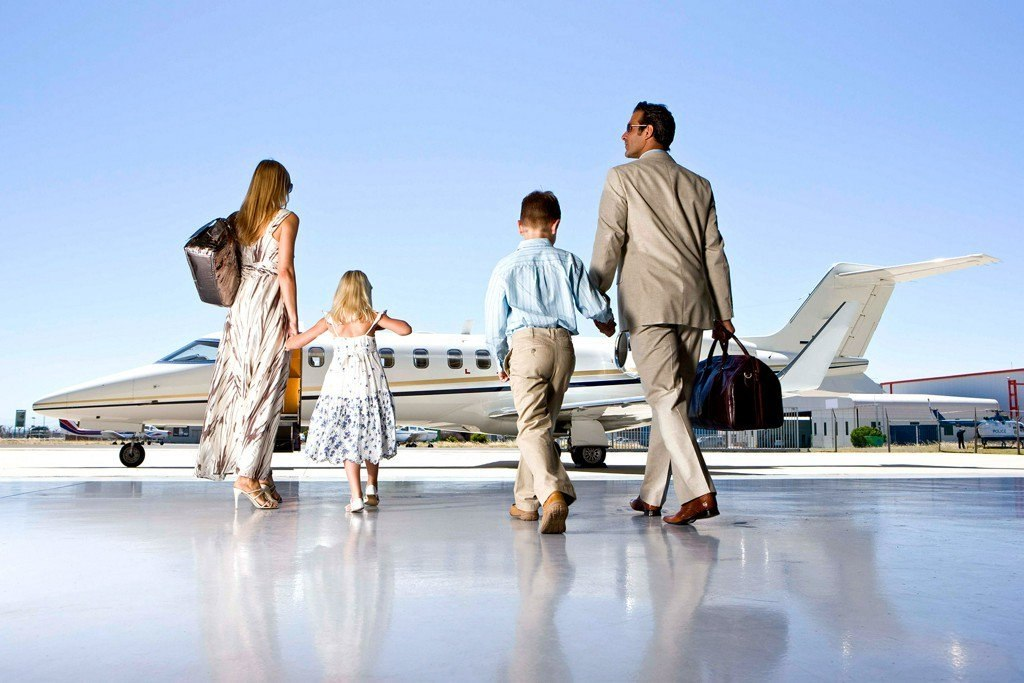 Во время путешествий мы получили множество. Семья путешествует. Богатая семья. Путешествие на самолете. Путешествие с семьей.