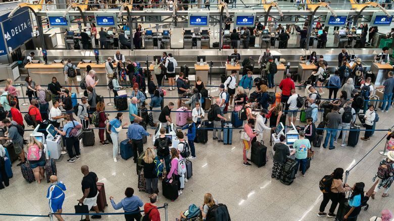 Секреты авиакомпаний: когда бронировать и почему не стоит сдавать багаж