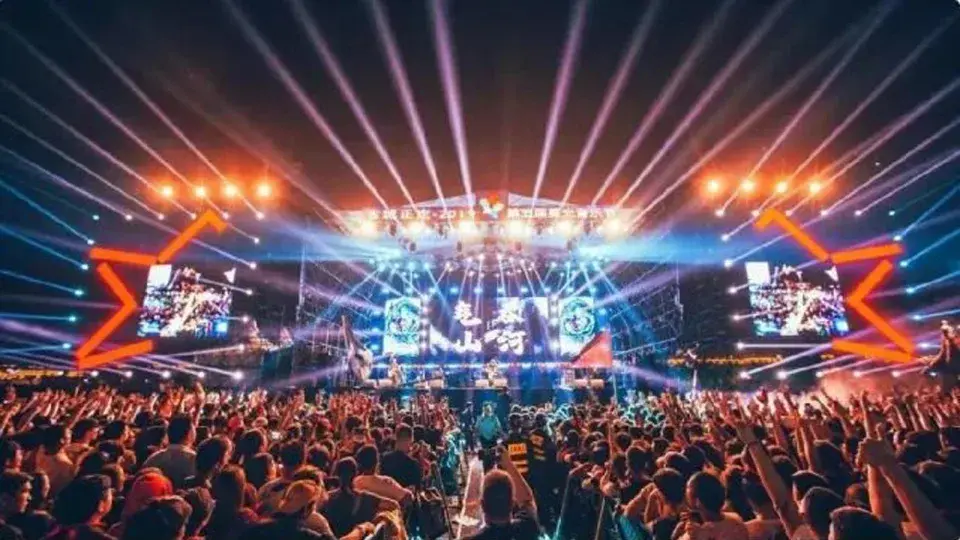 Певицу задержали за то, что она сбросила трусы на сцене на фестивале в китайском «Городе рока»