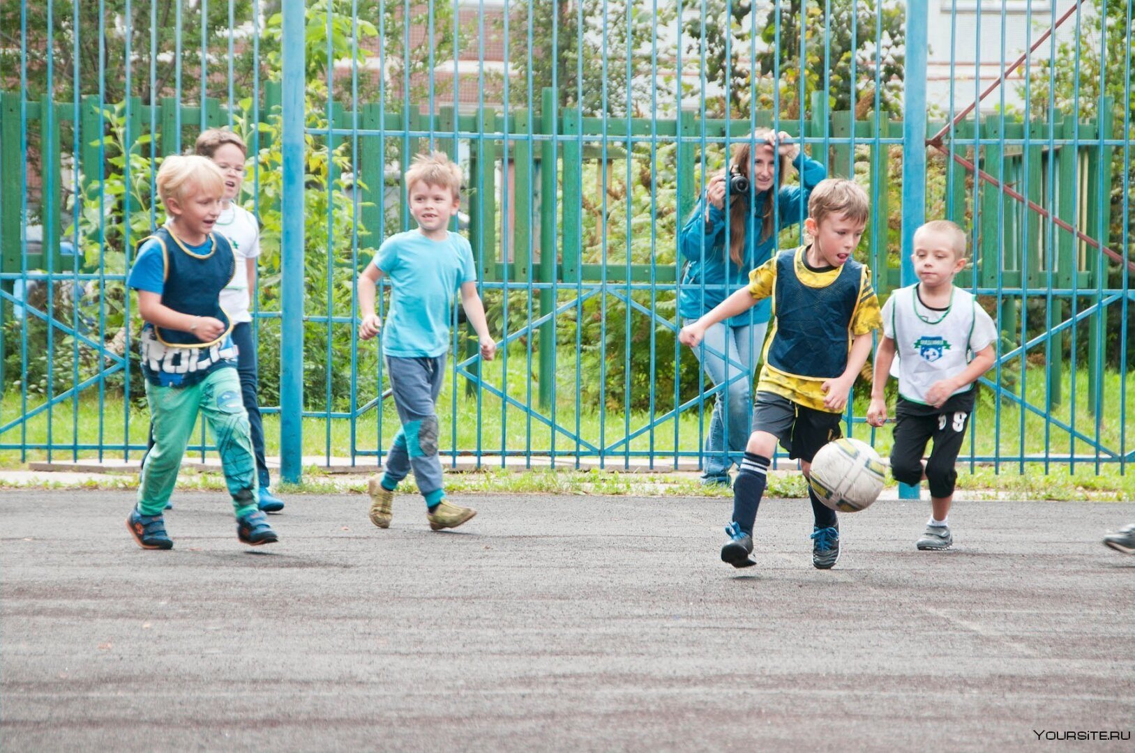 Почему современные дети перестали гулять на улице? Гаджеты заменяют реальных друзей! Как приучить ребенка к самостоятельности? Куда мы катимся?