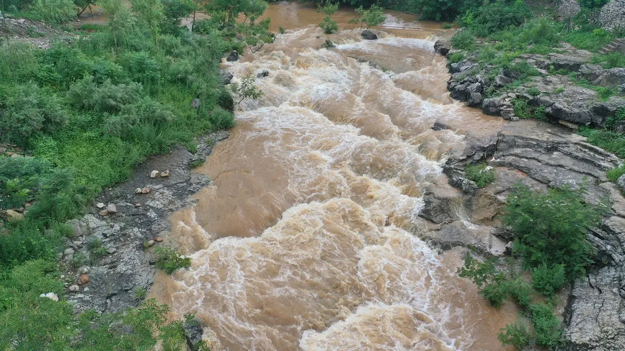 Тысячи людей покидают свои дома из-за смертоносного тайфуна Доксури, обрушившегося на Пекин, и второго шторма, приближающегося к Китаю.