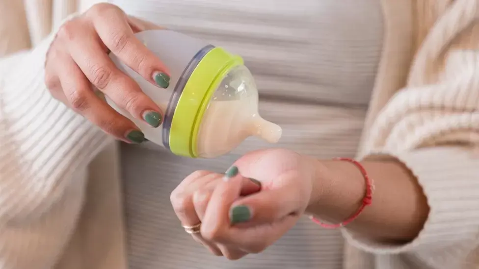 NHS: акушерка уволена за заявление о том, что террористы могут отравить детское молоко