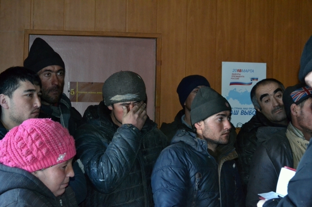 Таджики и узбеки: им и паспорта, и жилье, а они не уважают культуру и традиции нашей страны. А наши соотечественники годами ждут разрешения