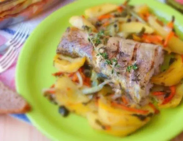 Судак жаренный на углях с зеленью и картофелем