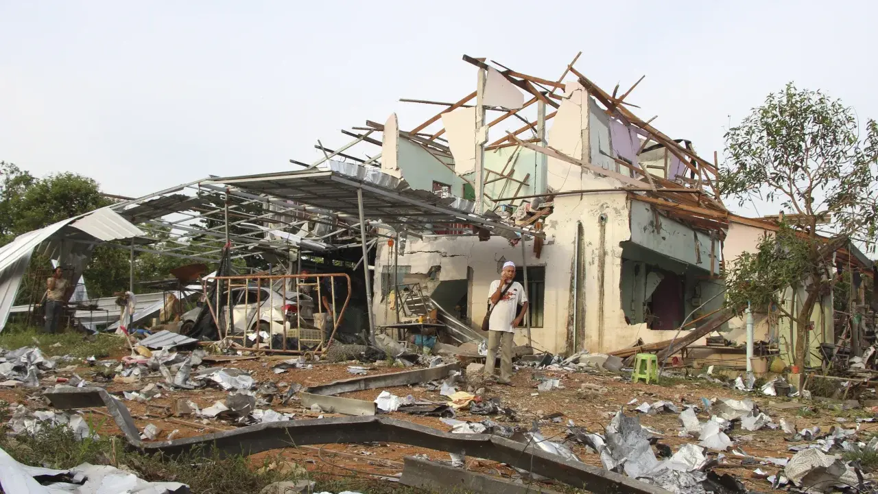 В результате взрыва на складе фейерверков в Таиланде погибли по меньшей мере 12 человек