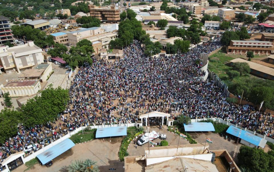 Тысячи пророссийских демонстрантов прошли по столице Нигера в поддержку переворота