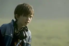 Маленький мальчик не знал, что простой конверт, который он принес домой, содержит записку, которую смог прочесть только спустя десятилетия