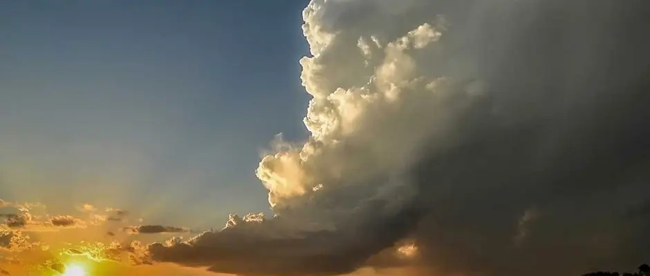 Как большие облака остаются в воздухе, если они могут весить тонны?