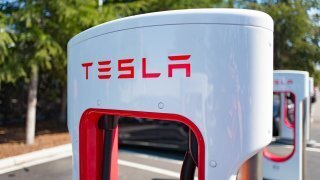 США начали расследование в отношении автомобилей Tesla из-за жалоб водителей на проблемы с рулевым управлением