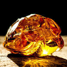 Янтарь - удивительно интересный камень,вернее не камень, а ископаемая смола. "Слезы моря", "Дар солнца"...