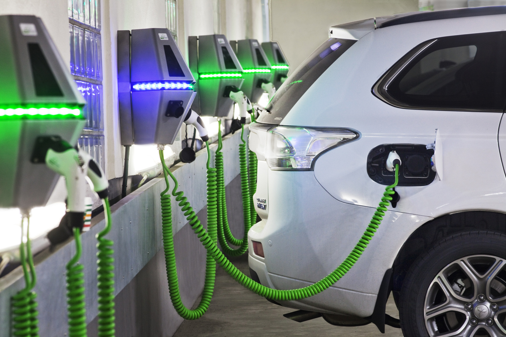 Электричество или Бензин? Почему Электромобиль Никогда Не сможет Полностью заменить Бензиновый автомобиль?