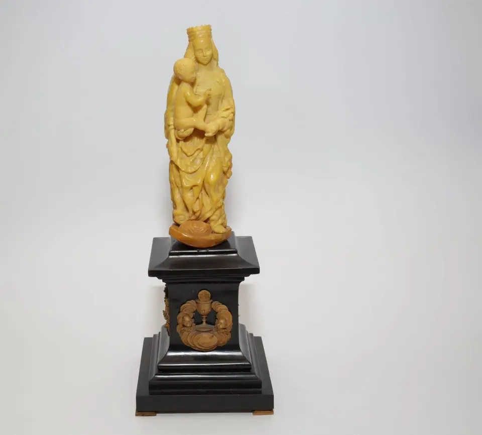 Янтарь - удивительно интересный камень,вернее не камень, а ископаемая смола. "Слезы моря", "Дар солнца"...