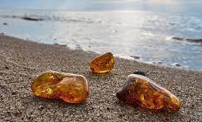 Янтарь - удивительно интересный камень,вернее не камень, а ископаемая смола. "Слезы моря", "Дар солнца"...