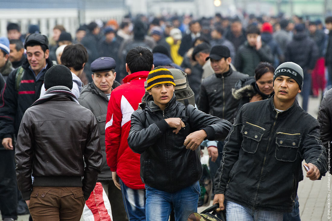 Мигранты собрались домой. Говорят в России мало денег