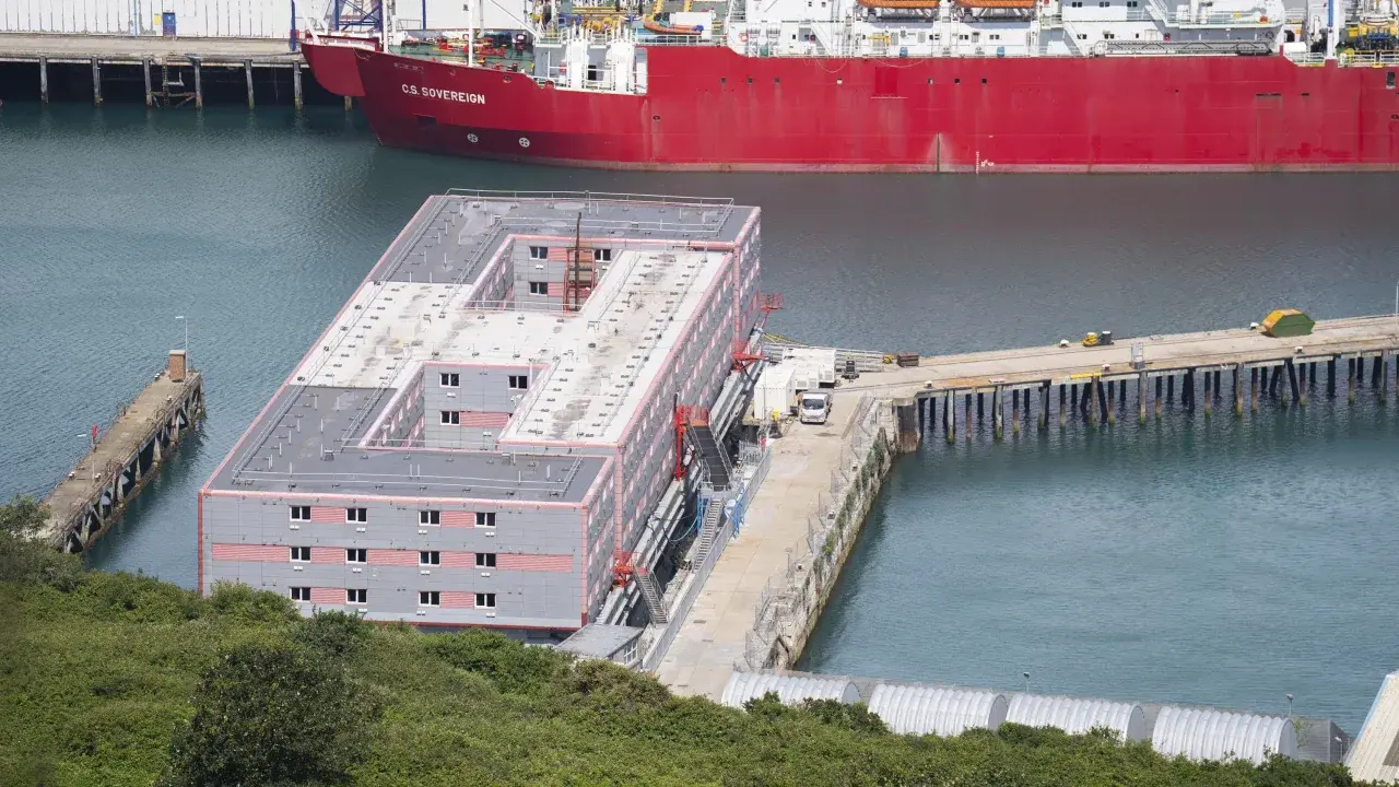 Просители убежища находятся на борту спорного жилого баркаса "смертельная ловушка" в Великобритании