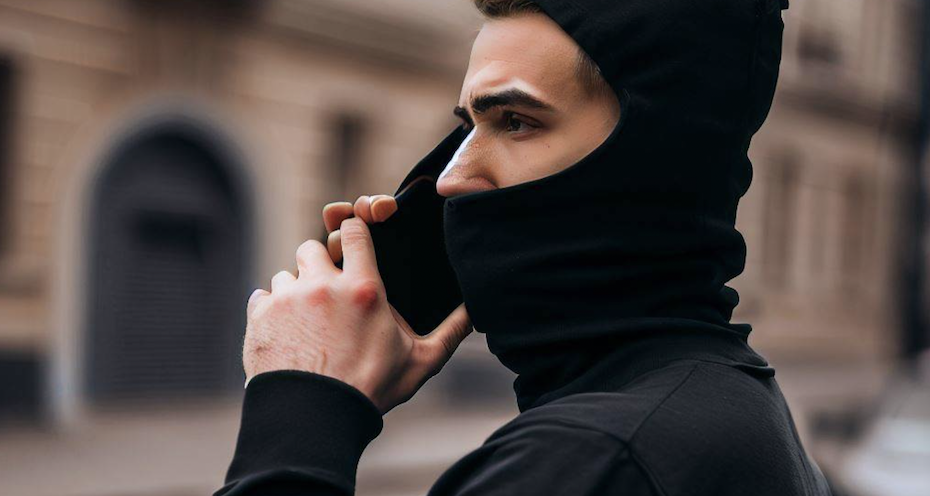 53-летнюю мать бойца СВО обманули на 100 тыс. и заставили сжечь военкомат в Москве: Чудовищная иллюзия патриотизма