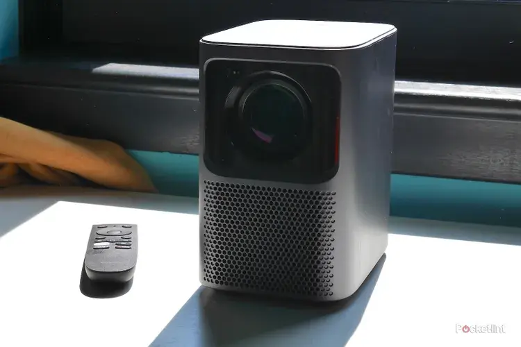 Обзор Emotn N1: проектор plug-and-play с умными функциями Netflix