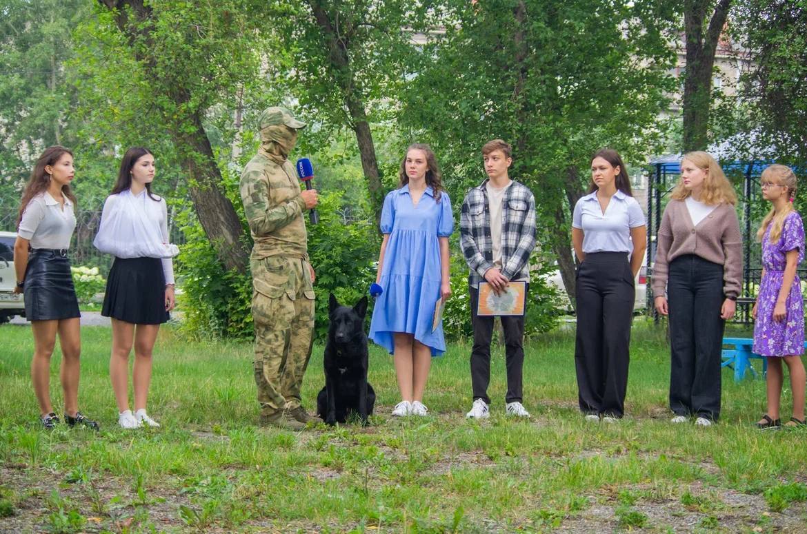 В Новосибирске кинолог ОМОН принял участие в съёмках детского ток-шоу
