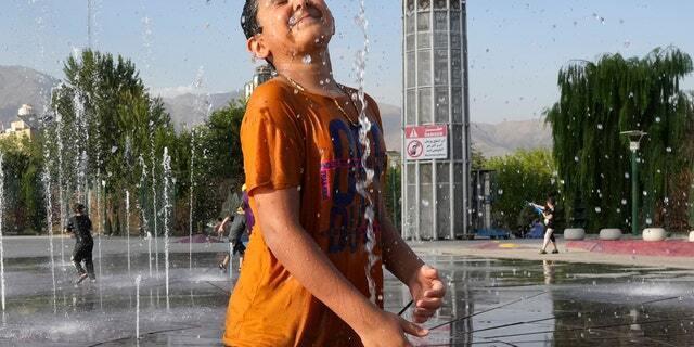 Иран закрывает правительственные учреждения, банки, школы на 2 дня из-за трехзначных цифр