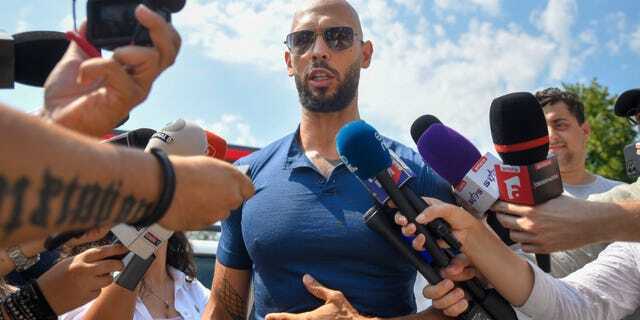 Эндрю Тейт освобожден из-под домашнего ареста в Румынии в ожидании следа