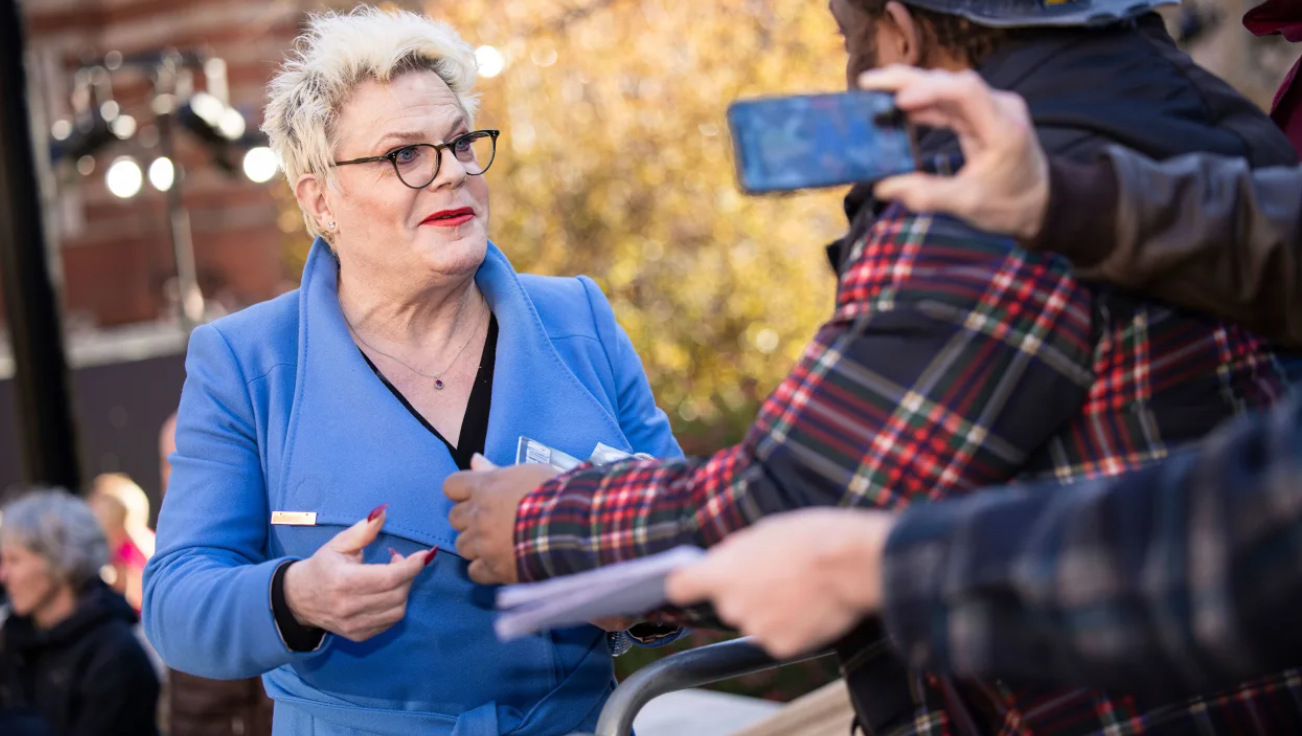 Эксцентричный комик и страстный поборник социальных изменений, Эдди Иззард, планирует выдвинуть свою кандидатуру на пост депутата парламента