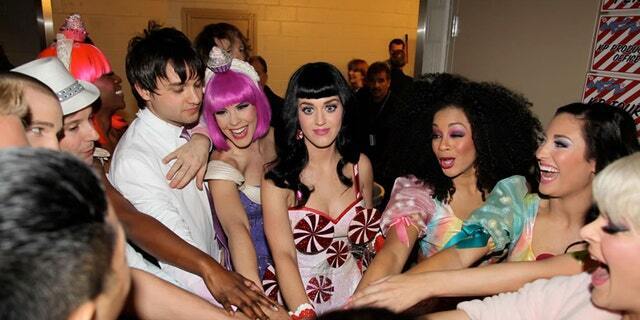 Бэк-вокалистка Кэти Перри отказалась от карьеры в поп-музыке, чтобы служить Богу