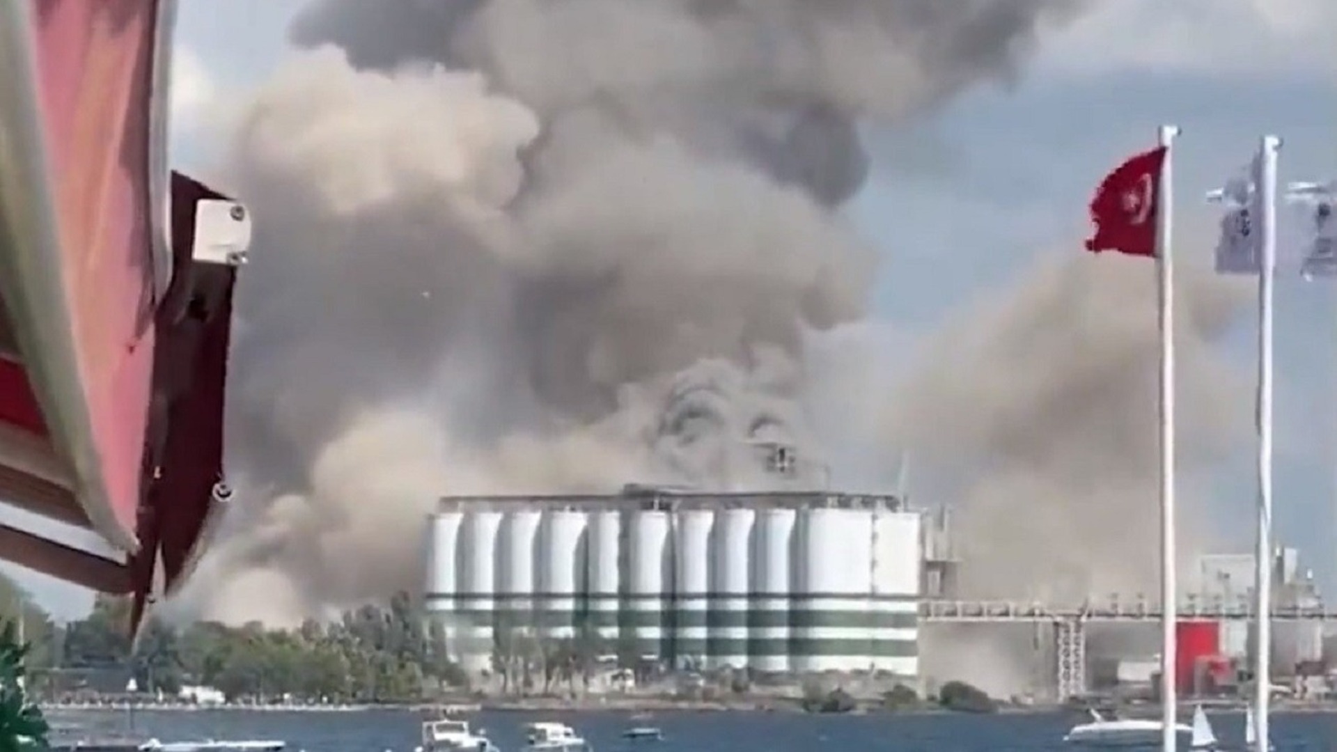 В турецком порту Деридже прогремел сильный взрыв.