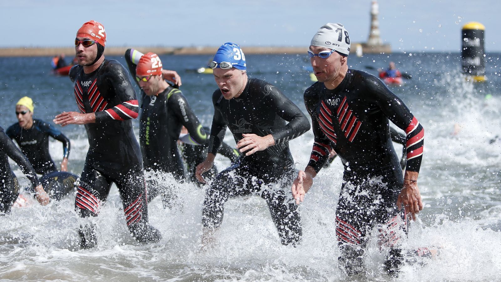 Десятки пловцов заболели и заболели диареей на гонке в Сандерленде, что вызвало вопросы по поводу сброса сточных вод.