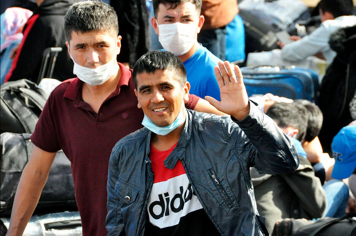 "Заработал миллиарды в России". Как чиновники богатеют на мигрантах