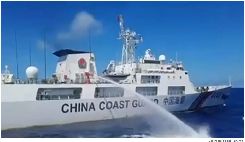 Международная реакция растет после того, как китайское судно обстреляло из водяных пушек филиппинские лодки