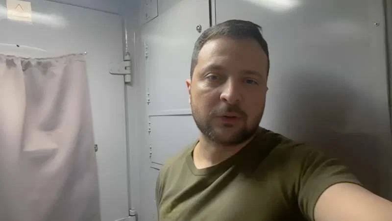 Зеленский захотел переложить всю ответственность за происходящие дейтсвия на народ Украины.