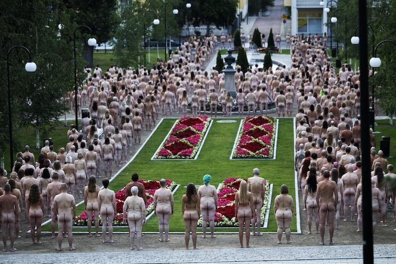 Сотни финнов разделись для фотосессии Tunick