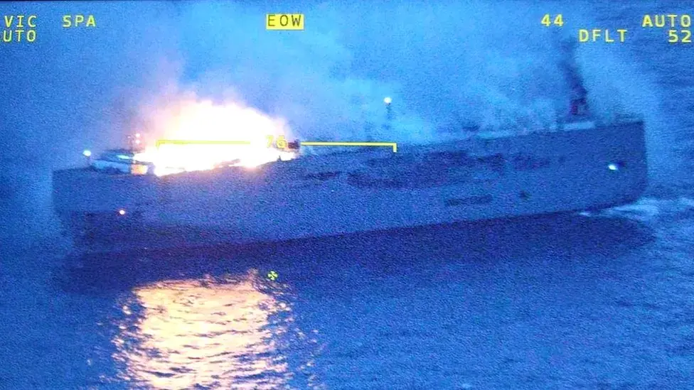 Шоссе Фримантл: катастрофа предотвращена: сгоревший автовоз прибывает в порт