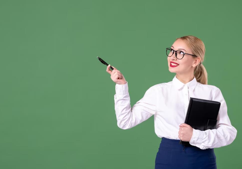 Если бакалавр работает в школе, то может ли он участвовать в конкурсе «Земский учитель» в следующем году, когда окончит 5 курс?