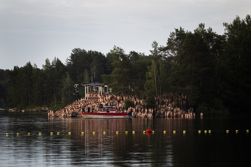 Сотни финнов разделись для фотосессии Tunick