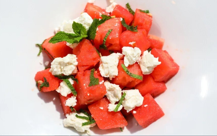Салат из арбуза и феты — ваш джокер на пикнике