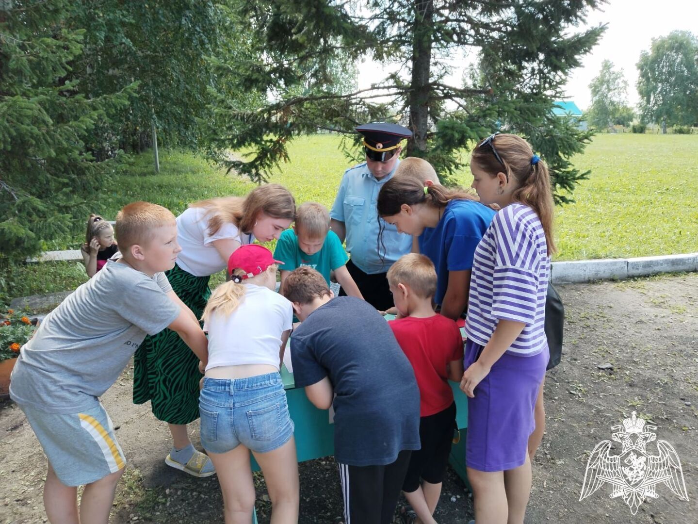 В Новосибирской области сотрудники Росгвардии провели урок мужества для детей в детском лагере