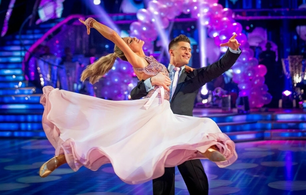 "Шаги на грани гармонии: Вальс - танец величия и элегантности"