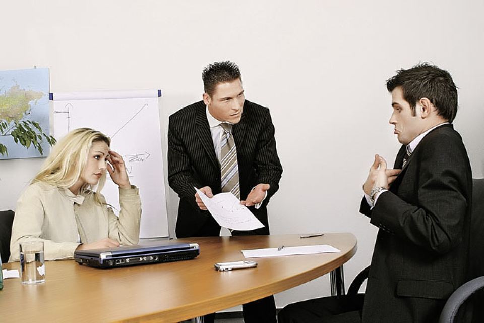 Какие бывают преимущества и риски работы, «под крылом» друга ?