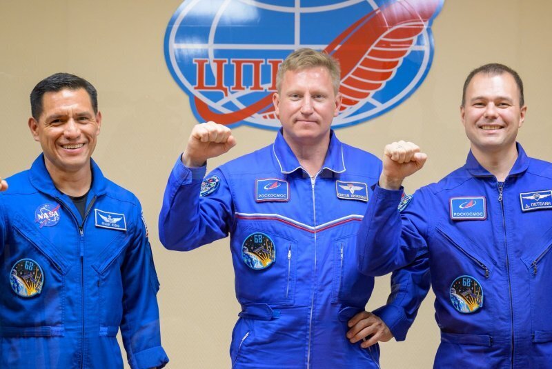 Российские космонавты вышли в открытый космос, чтобы прикрепить к станции щиты от мусора