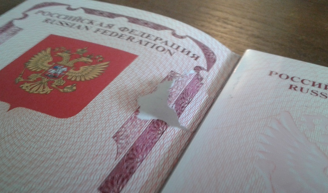 Исправленное название статьи: "Туристов из Британии не пустили в Таиланд из-за поврежденной страницы в паспорте дочери"