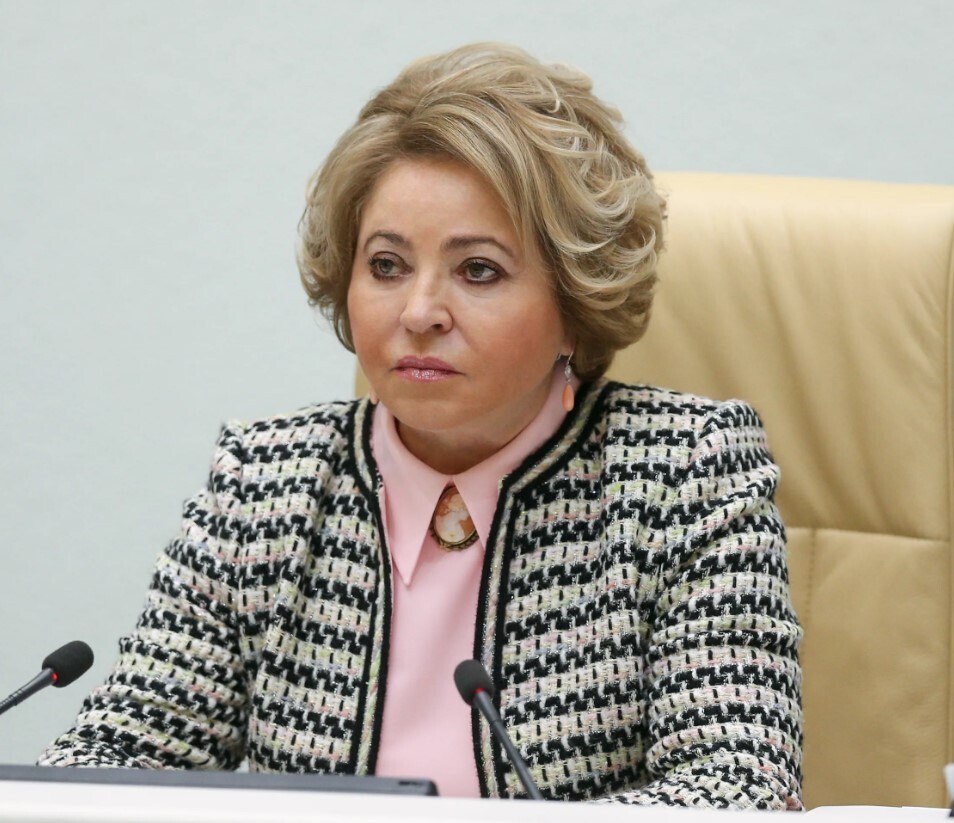 "Власть и мода: Как женщины-политики используют стиль для самовыражения"