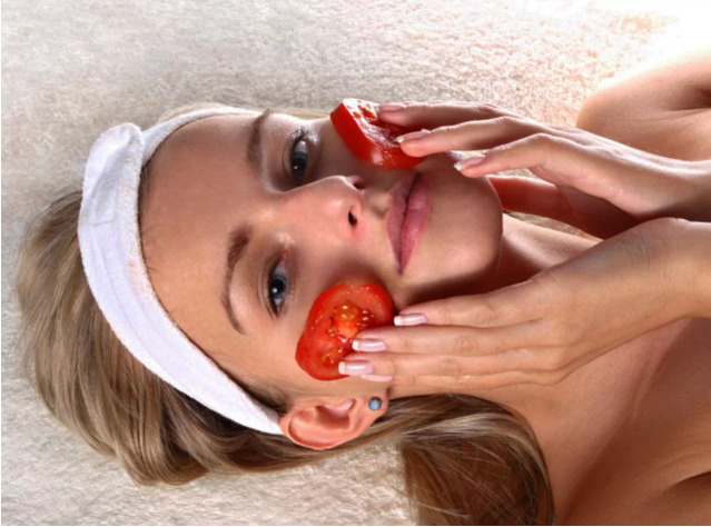 Если потереть свежесрезанным помидором лицо в течение 3 секунд, вот эффект.