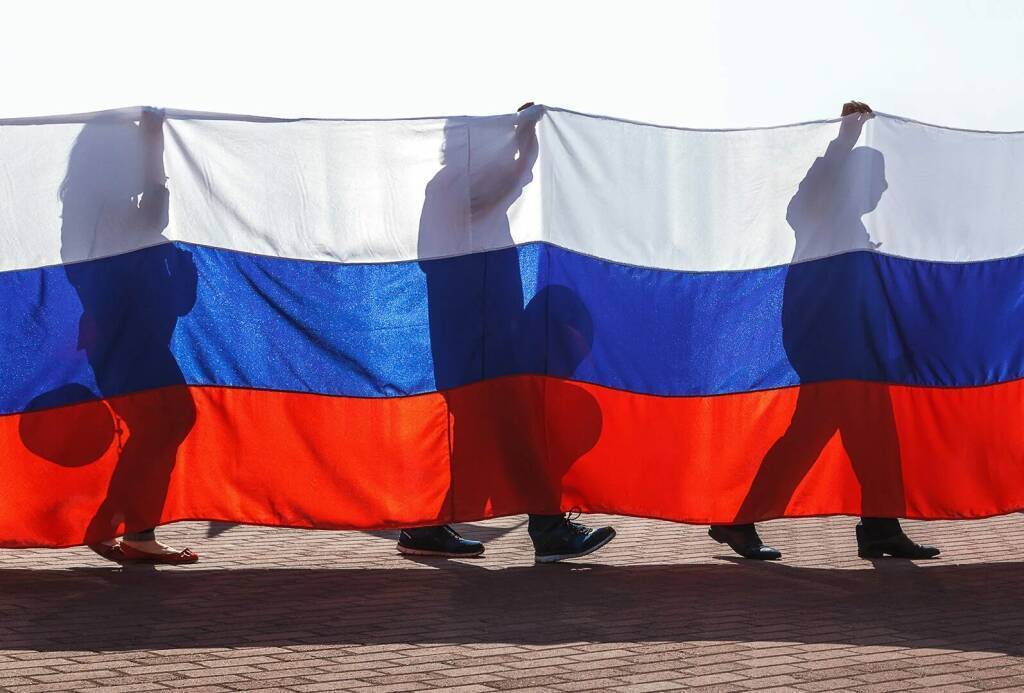 Флаги России в руках людей на разных континентах показывают, что наша страна становится лидером борьбы с западным неоколониализмом..