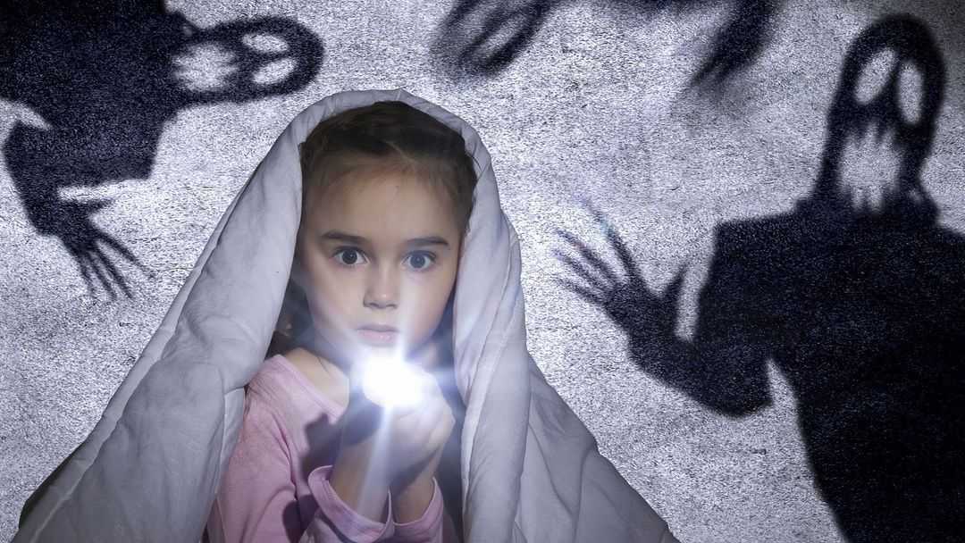 Советские страшилки в мире детского фольклора: путешествия зеленых рук и черных гробов. Влияют ли страшные истории на неокрепшую психику ребенка.