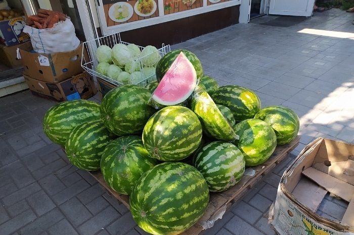 Почему можно отравиться арбузом? И что делать, как оказать помощь?